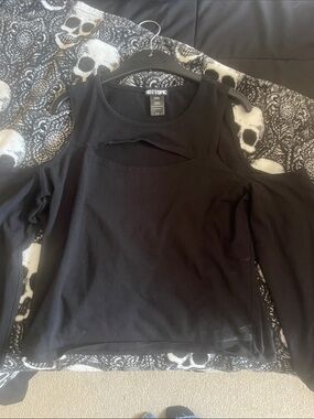 Hot topic cut out cropped shirt